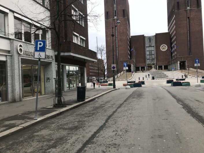 Byrådet ville opprinnelig ikke ha handikapp-parkering i Roald Amundsens gate. Men bystyreflertallet ville det annerledes. Nå er skiltingen på plass, men merkingen er ikke gjort. Foto: Camilla Wilhelmsen Byrådet ville opprinnelig ikke ha handikapp-parkering i Roald Amundsens gate. Men bystyreflertallet ville det annerledes. Nå er skiltingen på plass, men merkingen er ikke gjort. Foto: Camilla Wilhelmsen
