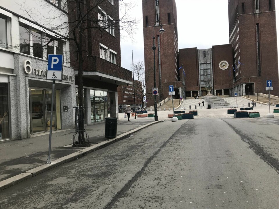 Byrådet ville opprinnelig ikke ha handikapp-parkering i Roald Amundsens gate. Men bystyreflertallet ville det annerledes. Nå er skiltingen på plass, men merkingen er ikke gjort. Foto: Camilla Wilhelmsen