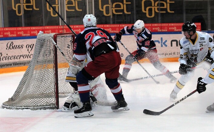 Vålerengas Andreas Heier og Petter Grønstad er farlig frempå foran for Ringerike Panthers keeper Henrik Fayen-Vestavik (skjult) og bortelagets back Andreas Adolfsen (nr. 26). Foto: André Kjernsli Vålerengas Andreas Heier og Petter Grønstad er farlig frempå foran for Ringerike Panthers keeper Henrik Fayen-Vestavik (skjult) og bortelagets back Andreas Adolfsen (nr. 26). Foto: André Kjernsli