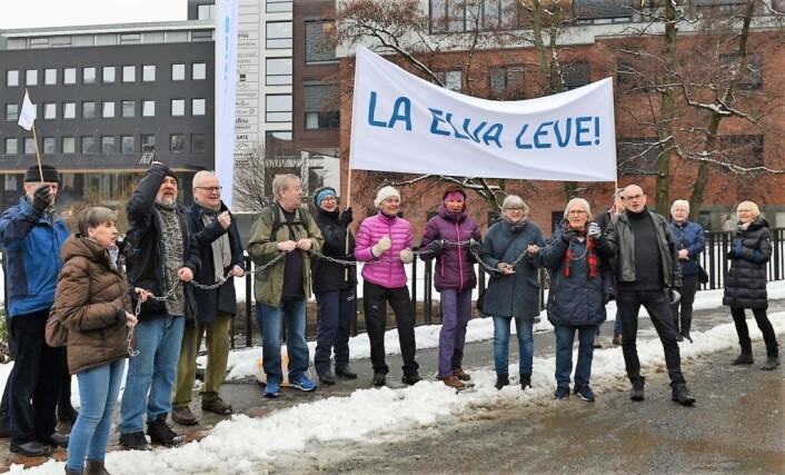 La elva leve er et velkjent parole bant annet fra Alta-aksjonen. Ropet lød taktfast over Gullhaug torg på torsdag. Foto: Morten Lauveng Jørgensen La elva leve er et velkjent parole bant annet fra Alta-aksjonen. Ropet lød taktfast over Gullhaug torg på torsdag. Foto: Morten Lauveng Jørgensen