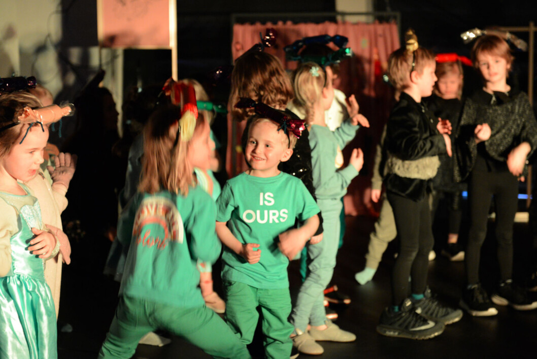 Alle skuespillerne er med og synger og danser på avslutningsnummeret. Foto: Morten Lauveng Jørgensen Alle skuespillerne er med og synger og danser på avslutningsnummeret. Foto: Morten Lauveng Jørgensen