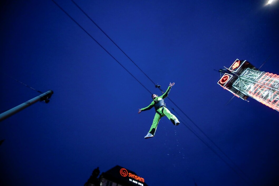 Petter Stordalen i zipline under åpningsfesten for Clarion Hotel The Hub på jernbanetorget i Oslo. Foto: Håkon Mosvold Larsen / NTB scanpix Petter Stordalen i zipline under åpningsfesten for Clarion Hotel The Hub på jernbanetorget i Oslo. Foto: Håkon Mosvold Larsen / NTB scanpix