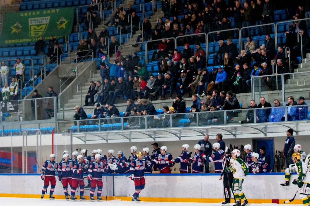Vålerenga jubler for 5-1 under eliteseriekampen i ishockey mellom Vålerenga og Manglerud i Furuset Forum torsdag kveld. Foto: Fredrik Hagen / NTB scanpix Vålerenga jubler for 5-1 under eliteseriekampen i ishockey mellom Vålerenga og Manglerud i Furuset Forum torsdag kveld. Foto: Fredrik Hagen / NTB scanpix