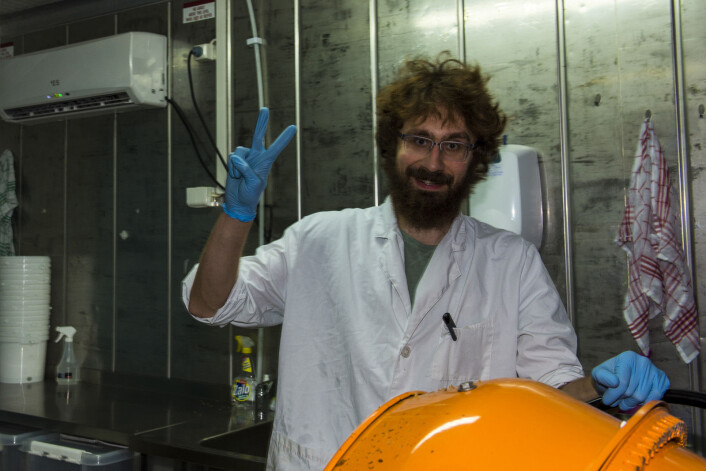Renslighet er viktig. Konrad Sachman er kledd i hvit laboratoriefrakk. Foto: Morten Lauveng Jørgensen Renslighet er viktig. Konrad Sachman er kledd i hvit laboratoriefrakk. Foto: Morten Lauveng Jørgensen