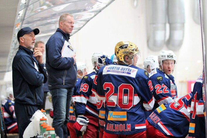 Hovedtrener Roy Johansen og fysio Jon Aase følger nøye med. Foto: André Kjernsli Hovedtrener Roy Johansen og fysio Jon Aase følger nøye med. Foto: André Kjernsli