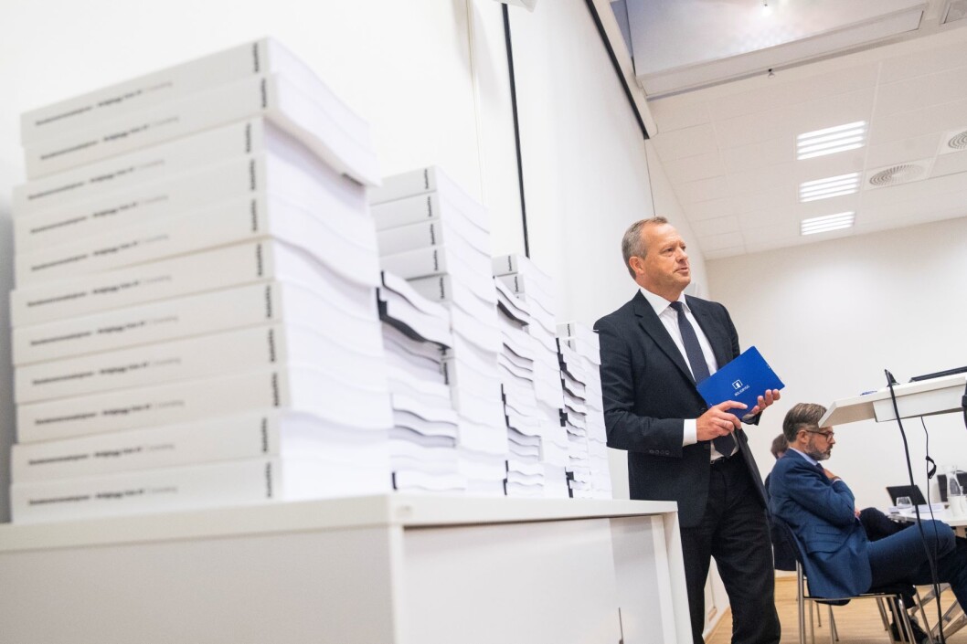 Styreleder Stig L. Bech omtaler granskingsrapporten om Boligbyggs eiendomstransaksjoner. Deloittes Thorvald Nyquist i bakgrunnen. Foto: Håkon Mosvold Larsen / NTB scanpix Styreleder Stig L. Bech omtaler granskingsrapporten om Boligbyggs eiendomstransaksjoner. Deloittes Thorvald Nyquist i bakgrunnen. Foto: Håkon Mosvold Larsen / NTB scanpix