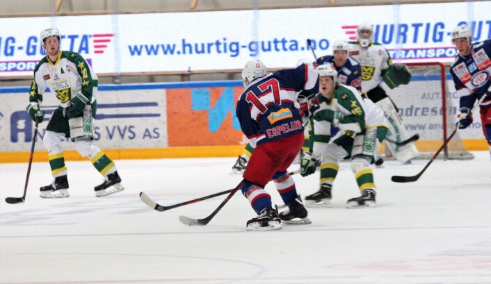 VIF-backen Stefan Espeland fyrer av fra blueline. Foto: André Kjernsli VIF-backen Stefan Espeland fyrer av fra blueline. Foto: André Kjernsli