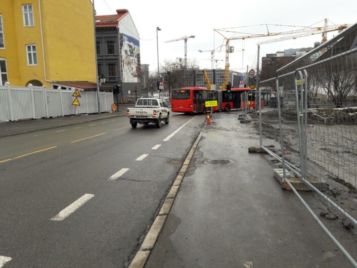 Riggplassen i Bispegata ligger oppe på asfalten til gamle E6. Den tungt trafikkerte europaveien gikk tidligere tvers igjennom Gamlebyen. Foto: Anders Høilund Riggplassen i Bispegata ligger oppe på asfalten til gamle E6. Den tungt trafikkerte europaveien gikk tidligere tvers igjennom Gamlebyen. Foto: Anders Høilund