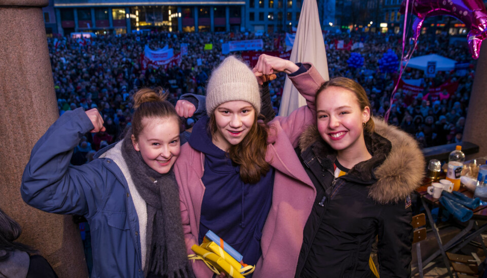 Ellisiv Aure, Ea Othilde Baklund og Ella Fyhn var blant appellantene under markeringen av den internasjonale kvinnedagen på Youngstorget. Foto: Håkon Mosvold Larsen / NTB