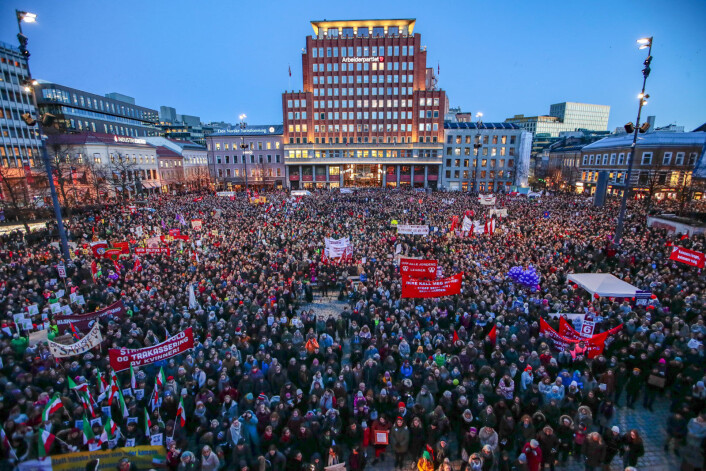 Ifølge politiet deltok over 10.000 under markeringen av den internasjonale kvinnedagen på Youngstorget i Oslo. Arrangørens tellekorps oppgir antallet til 14.000 personer. Foto: Håkon Mosvold Larsen / NTB scanpix Ifølge politiet deltok over 10.000 under markeringen av den internasjonale kvinnedagen på Youngstorget i Oslo. Arrangørens tellekorps oppgir antallet til 14.000 personer. Foto: Håkon Mosvold Larsen / NTB scanpix