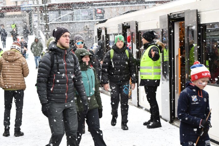 Det store folkehavet uteble og av- og påstigning til Holmenkollen gikk smertefritt på Majorstua t-banestasjon lørdag morgen. Foto: Christian Boger Det store folkehavet uteble og av- og påstigning til Holmenkollen gikk smertefritt på Majorstua t-banestasjon lørdag morgen. Foto: Christian Boger
