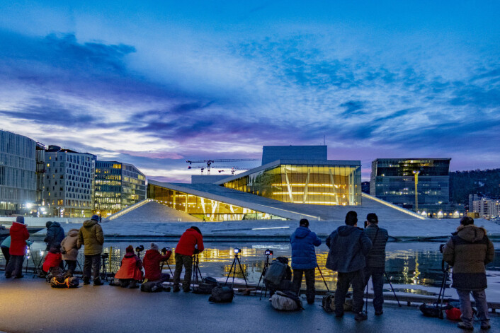 Turister tar bilder av Operaen i Bjørvika en tidlig morgen. Med sine 19.000 kvadratmeter marmorflate og karakteristiske arkitektur har operahuset etter åpningen i april 2008 blitt en av hovedstadens store turistattraksjoner. I bakgrunnen reiser Lambda og det nye Munch-museet seg. Foto: Paul Kleiven / NTB scanpix Turister tar bilder av Operaen i Bjørvika en tidlig morgen. Med sine 19.000 kvadratmeter marmorflate og karakteristiske arkitektur har operahuset etter åpningen i april 2008 blitt en av hovedstadens store turistattraksjoner. I bakgrunnen reiser Lambda og det nye Munch-museet seg. Foto: Paul Kleiven / NTB scanpix