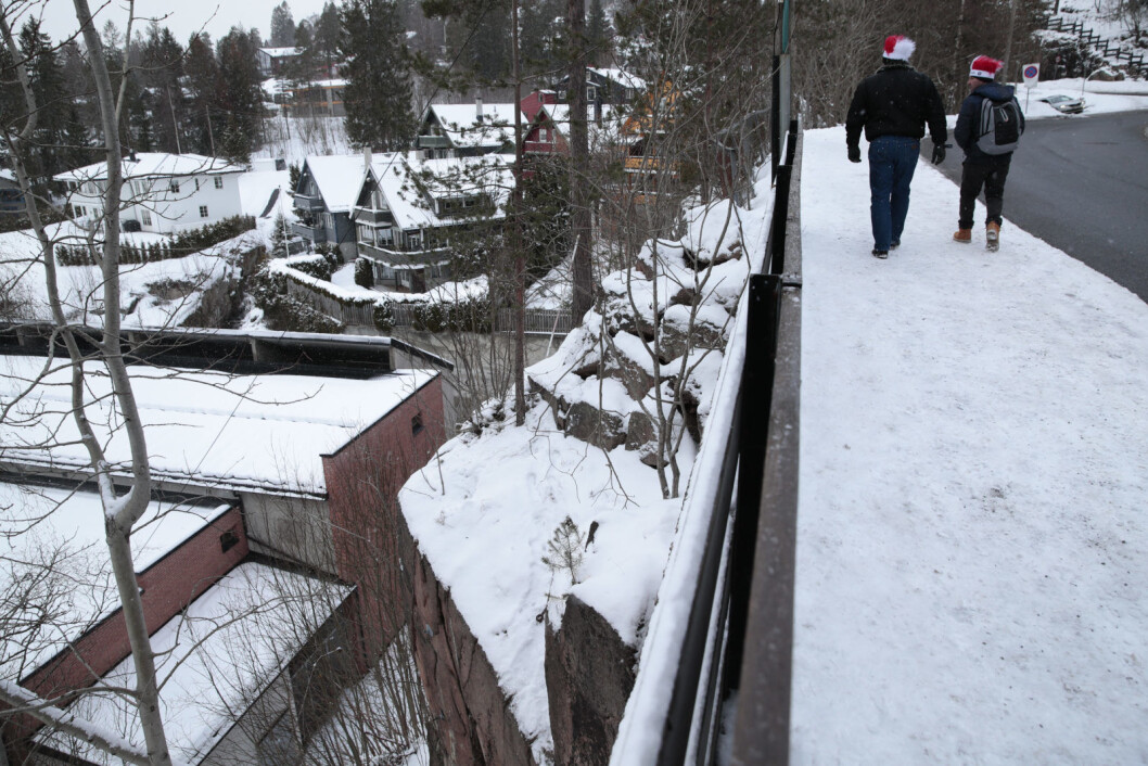 � Ulykkesstedet ligger rett bak skianlegget og det er ikke langt unna Holmenkollen T-banestasjon. Vi vet ikke om det er en publikummer som har vært på vei hjem, sier operasjonsleder Gjermund Stokkli i Oslo politidistrikt. Foto: Håkon Mosvold Larsen / NTB scanpix � Ulykkesstedet ligger rett bak skianlegget og det er ikke langt unna Holmenkollen T-banestasjon. Vi vet ikke om det er en publikummer som har vært på vei hjem, sier operasjonsleder Gjermund Stokkli i Oslo politidistrikt. Foto: Håkon Mosvold Larsen / NTB scanpix