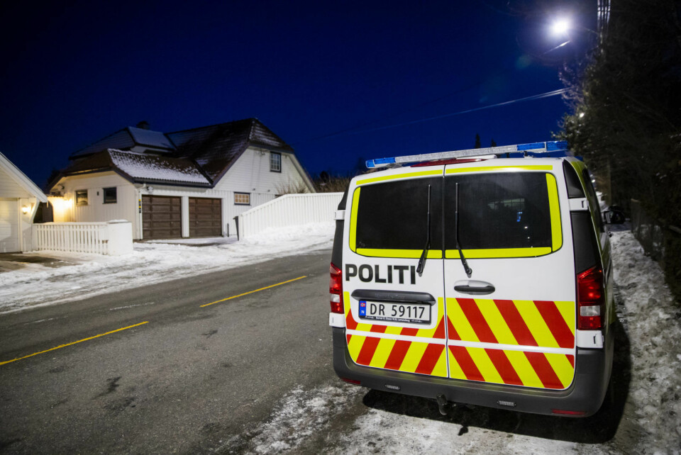 Politiet holder oppsyn med boligen til justisminister Tor Mikkel Wara etter at en bil som tilhører familien skal ha blitt påtent natt til søndag. Foto: Håkon Mosvold Larsen / NTB scanpix