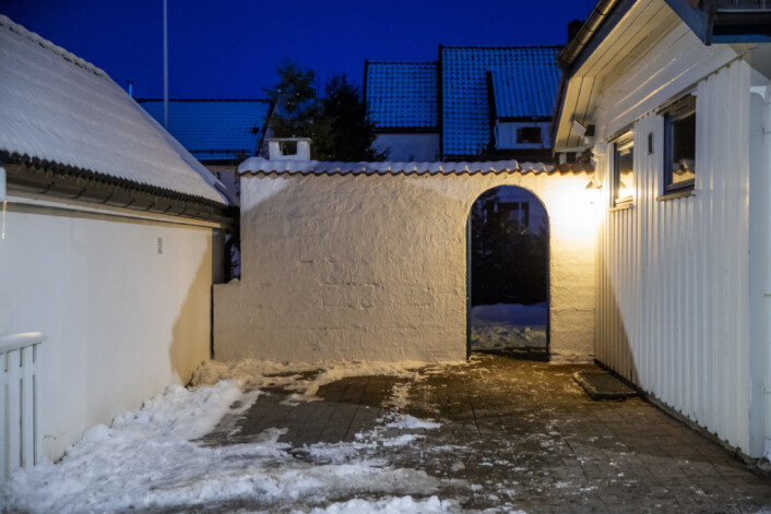 Bilen som sto i brann er i morgentimene søndag fraktet bort fra Tor Mikkel Waras bolig i Oslo. Foto: Håkon Mosvold Larsen / NTB scanpix Bilen som sto i brann er i morgentimene søndag fraktet bort fra Tor Mikkel Waras bolig i Oslo. Foto: Håkon Mosvold Larsen / NTB scanpix