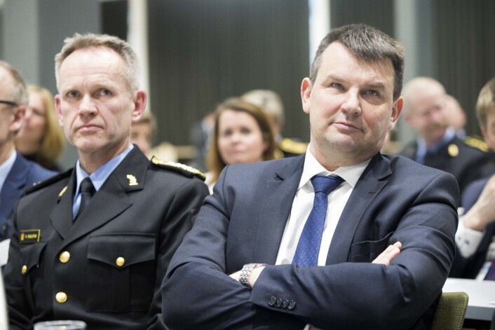 Justisminister Tor Mikkel Wara og konstituert politidirektør Håkon Skulstad (ti venstre). Justisministeren opplevde i desember 2018 å få både huset og bilen sin nedtagget med hakekors og ordet «rasist», i tillegg til at bilen ble forsøkt påtent.<br />Foto: Terje Pedersen / NTB scanpix Justisminister Tor Mikkel Wara og konstituert politidirektør Håkon Skulstad (ti venstre). Justisministeren opplevde i desember 2018 å få både huset og bilen sin nedtagget med hakekors og ordet «rasist», i tillegg til at bilen ble forsøkt påtent.<br />Foto: Terje Pedersen / NTB scanpix
