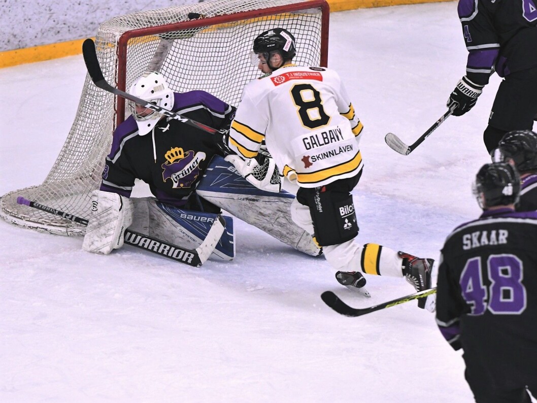 Ringerike Panthers Matej Galbavy forsøker seg foran Grüner-målvakt Jesper Ekeberg. Sistnevnte er den store helten etter å ha reddet 53 skudd mot Ringerike. Foto: Christian Boger Ringerike Panthers Matej Galbavy forsøker seg foran Grüner-målvakt Jesper Ekeberg. Sistnevnte er den store helten etter å ha reddet 53 skudd mot Ringerike. Foto: Christian Boger