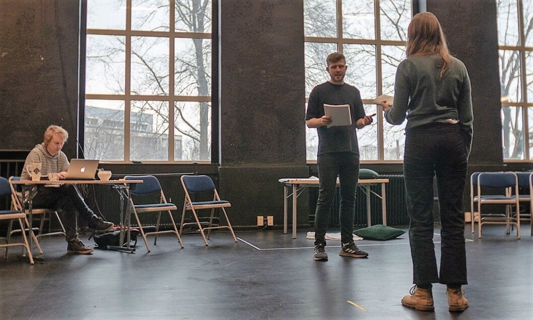 Antiteaterets Even Torgan og Eili Harboe øver mens Thor-André Walløe følger med bak en laptop. Harboe er kjent fra filmer som Kompani Orheim og Thelma. Foto: Thor Langfeldt Antiteaterets Even Torgan og Eili Harboe øver mens Thor-André Walløe følger med bak en laptop. Harboe er kjent fra filmer som Kompani Orheim og Thelma. Foto: Thor Langfeldt