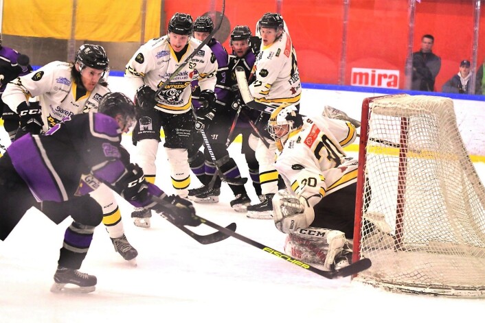 Grüner farlig frempå i 1. periode når Ringerike Panthers keeper Johan Kallio får avverget. Men klubben fra Dælenenga overlistet likevel Kallio to ganger før første pause. Foto: Christian Boger Grüner farlig frempå i 1. periode når Ringerike Panthers keeper Johan Kallio får avverget. Men klubben fra Dælenenga overlistet likevel Kallio to ganger før første pause. Foto: Christian Boger