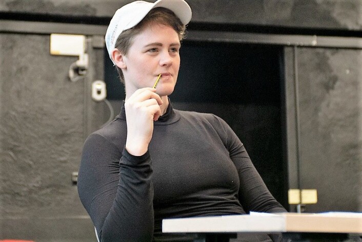 — Når man er i teater ønsker man å ta en pause fra hverdagen, men samtidig få noen inntrykk som kan påvirke ens egen verdensforståelse, sier regissør Karoline Husjord. Foto: Thor Langfeldt — Når man er i teater ønsker man å ta en pause fra hverdagen, men samtidig få noen inntrykk som kan påvirke ens egen verdensforståelse, sier regissør Karoline Husjord. Foto: Thor Langfeldt