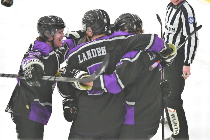 Grüner jubler etter scoring i 1. periode. Vålerengas tidligere U20-spiller Mathias Landrø blir omfavnet. Neste sesong kan kanskje Landrø møte tidligere lagkamerater i Get-ligaen. Foto: Christian Boger Grüner jubler etter scoring i 1. periode. Vålerengas tidligere U20-spiller Mathias Landrø blir omfavnet. Neste sesong kan kanskje Landrø møte tidligere lagkamerater i Get-ligaen. Foto: Christian Boger