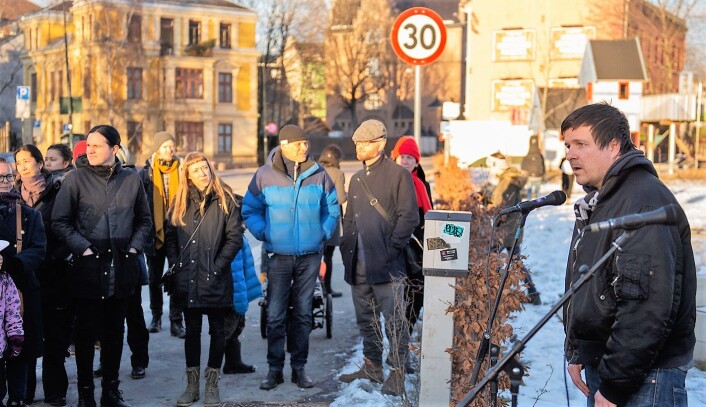 Leder i Grønland beboerforening, Andreas Drevland taler gjennom trafikkstøyen til de rundt 70-80 frammøtte. Foto: Morten Lauveng Jørgensen Leder i Grønland beboerforening, Andreas Drevland taler gjennom trafikkstøyen til de rundt 70-80 frammøtte. Foto: Morten Lauveng Jørgensen