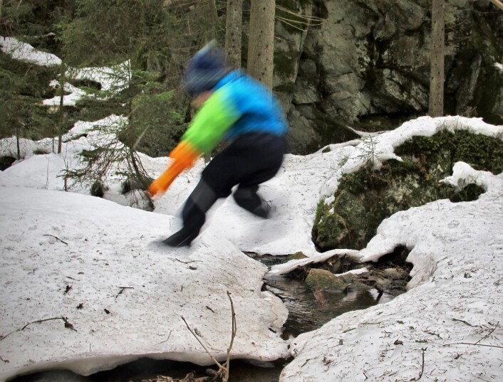 Vi har lang erfaring i å hoppe over bekker, faktisk. Og det er moro. Vi må gjøre det mange ganger. Foto: Katja Johanne Pihl Vi har lang erfaring i å hoppe over bekker, faktisk. Og det er moro. Vi må gjøre det mange ganger. Foto: Katja Johanne Pihl