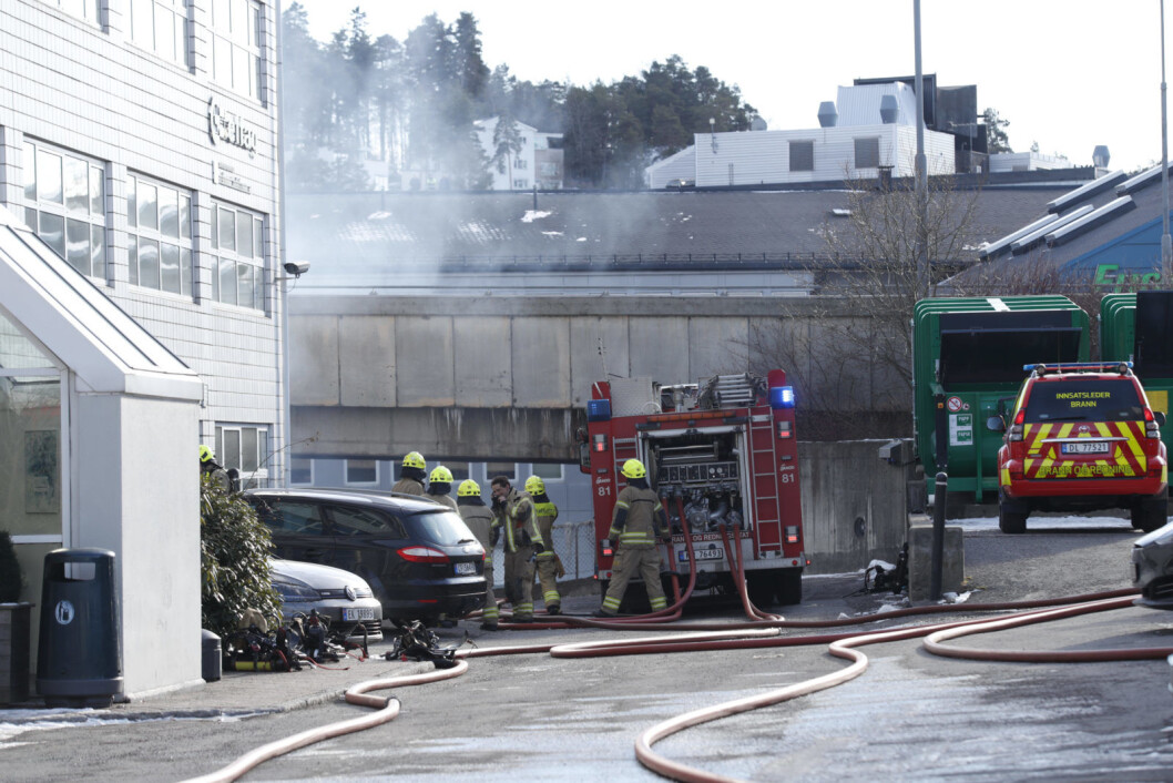 Nødetatene på stedet i Tvetenveien på Bryn etter melding om brann i ei feiemaskin. Skarpskyttere forsøker mandag ettermiddag å skyte hull på de resterende gassflaskene. Foto: Terje Bendiksby / NTB scanpix Nødetatene på stedet i Tvetenveien på Bryn etter melding om brann i ei feiemaskin. Skarpskyttere forsøker mandag ettermiddag å skyte hull på de resterende gassflaskene. Foto: Terje Bendiksby / NTB scanpix