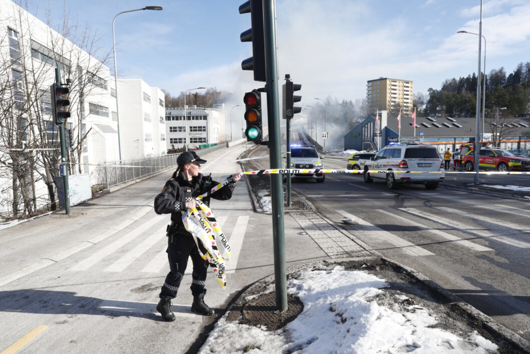 Redningsetatene må rive en vegg inne i verkstedet for at skarpskyttere skal ha fri sikt til gjenværnde gassflasker, opplyser politiet. Foto: Terje Bendiksby / NTB scanpix Redningsetatene må rive en vegg inne i verkstedet for at skarpskyttere skal ha fri sikt til gjenværnde gassflasker, opplyser politiet. Foto: Terje Bendiksby / NTB scanpix