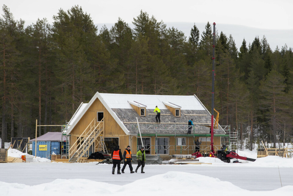 Ved Langvann i Nordmarka, på grensen mellom Oslo og Nittedal, oppføres det et hus som trolig skal benyttes i innspilling av en James Bond-film. Foto: Håkon Mosvold Larsen / NTB scanpix