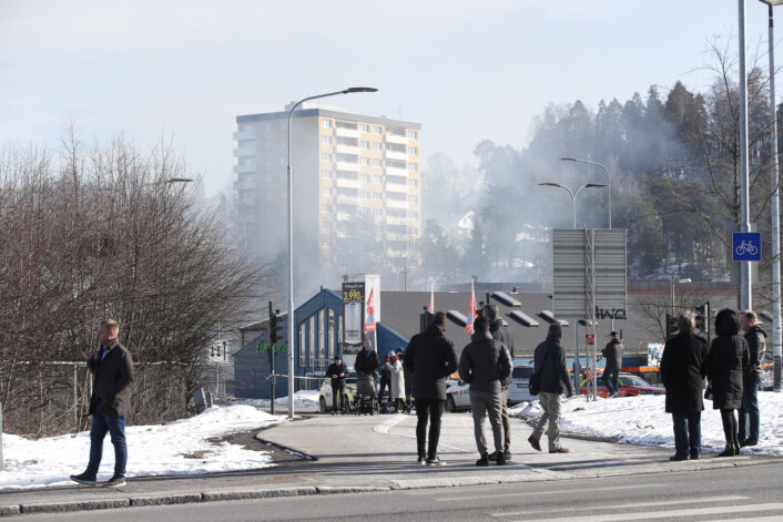 Det er ikke meldt om personskader. Fire personer jobbet på stedet, men er gjort rede for. Politiet anbefaler folk å ta alternative kjøreruter. Tvetenveien og Ole Deviks vei er sperret. Foto: Terje Bendiksby / NTB scanpix Det er ikke meldt om personskader. Fire personer jobbet på stedet, men er gjort rede for. Politiet anbefaler folk å ta alternative kjøreruter. Tvetenveien og Ole Deviks vei er sperret. Foto: Terje Bendiksby / NTB scanpix