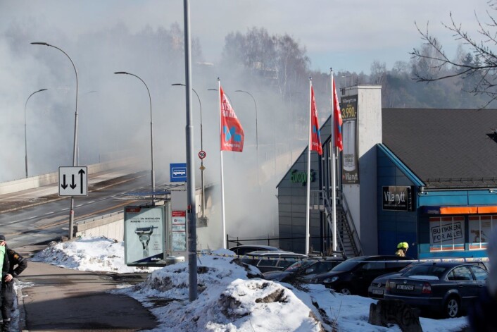 Politiet oppfordrer folk også utenfor det evakuerte området til å holde vinduer og dører lukket på grunn av farlig røyk. Foto: Terje Bendiksby / NTB scanpix Politiet oppfordrer folk også utenfor det evakuerte området til å holde vinduer og dører lukket på grunn av farlig røyk. Foto: Terje Bendiksby / NTB scanpix
