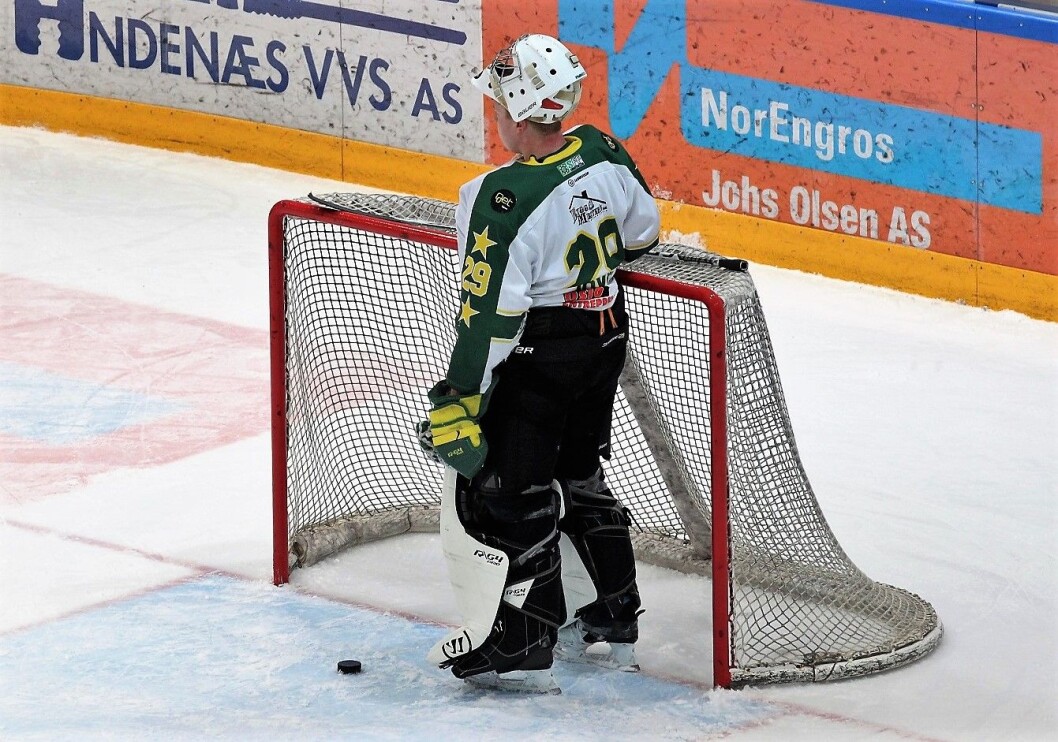 En oppgitt Kris Joyce løfter keepermaska og puster tungt etter at Vålerenga satte tre pucker bak Manglerud Stars sisteskanse i midtperioden. Foto: André Kjernsli En oppgitt Kris Joyce løfter keepermaska og puster tungt etter at Vålerenga satte tre pucker bak Manglerud Stars sisteskanse i midtperioden. Foto: André Kjernsli