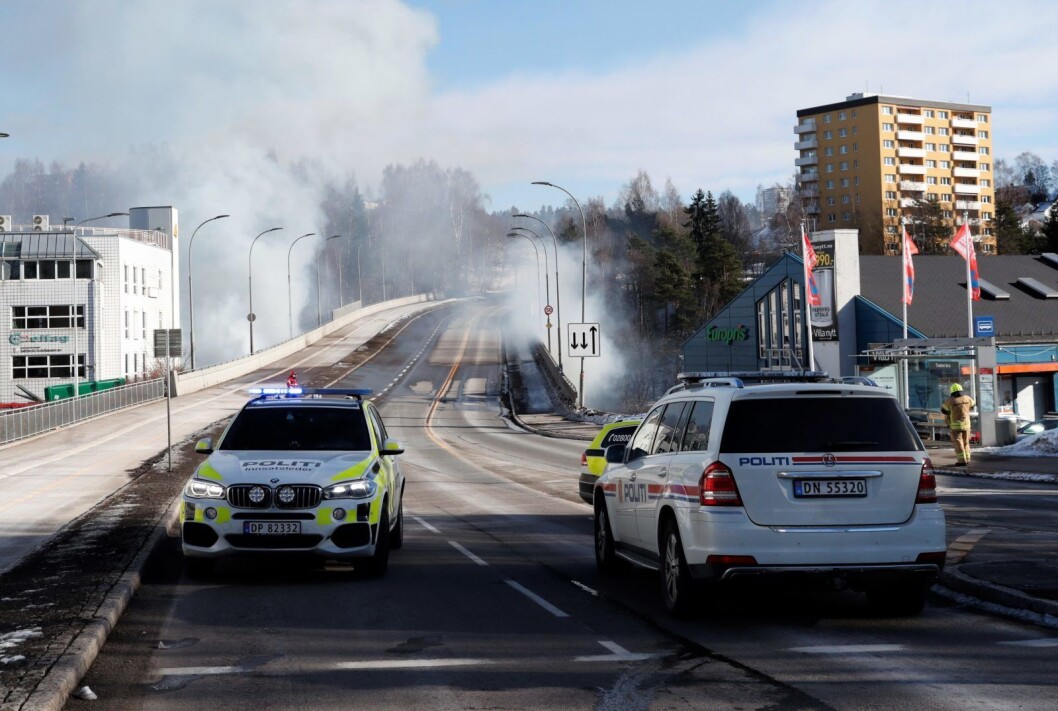De fleste sperringene ble dermed opphevet. Unntaket var delene av Tvetenveien som går over en bro fordi det er uklart om bærekonstruksjonen i broen er skadd på grunn av varmegang. Foto: Terje Bendiksby / NTB scanpix De fleste sperringene ble dermed opphevet. Unntaket var delene av Tvetenveien som går over en bro fordi det er uklart om bærekonstruksjonen i broen er skadd på grunn av varmegang. Foto: Terje Bendiksby / NTB scanpix