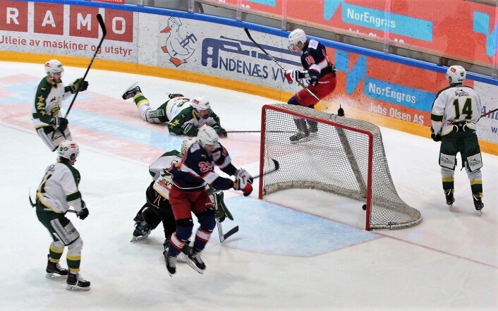 Andreas Heier (nr 29) var hoppende glad etter å ha satt inn Vålerengas første mål for kvelden. Foto: André Kjernsli Andreas Heier (nr 29) var hoppende glad etter å ha satt inn Vålerengas første mål for kvelden. Foto: André Kjernsli