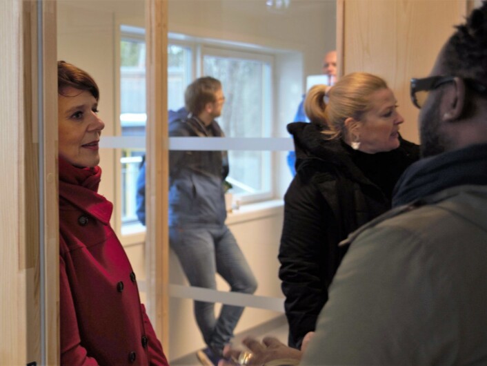 Helsebyråd Tone Tellevik Dahl (Ap) i samtale med ansatte i kommunens rusomsorg. Foto: Oslo kommune Helsebyråd Tone Tellevik Dahl (Ap) i samtale med ansatte i kommunens rusomsorg. Foto: Oslo kommune