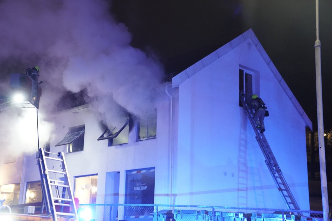 Det brenner kraftig i en leilighet i Herregårdsveien på Nordstrand i Oslo. Politiet opplyste klokken 22.35 at de er i gang med å evakuere bygget. Foto: Cornelius Poppe / NTB scanpix Det brenner kraftig i en leilighet i Herregårdsveien på Nordstrand i Oslo. Politiet opplyste klokken 22.35 at de er i gang med å evakuere bygget. Foto: Cornelius Poppe / NTB scanpix