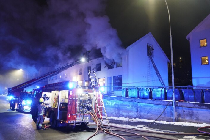 Brannen startet trolig i tilknytning til en pizzarestaurant i bygget. Det er også flere butikker i bygningen. Foto: Cornelius Poppe / NTB scanpix Brannen startet trolig i tilknytning til en pizzarestaurant i bygget. Det er også flere butikker i bygningen. Foto: Cornelius Poppe / NTB scanpix