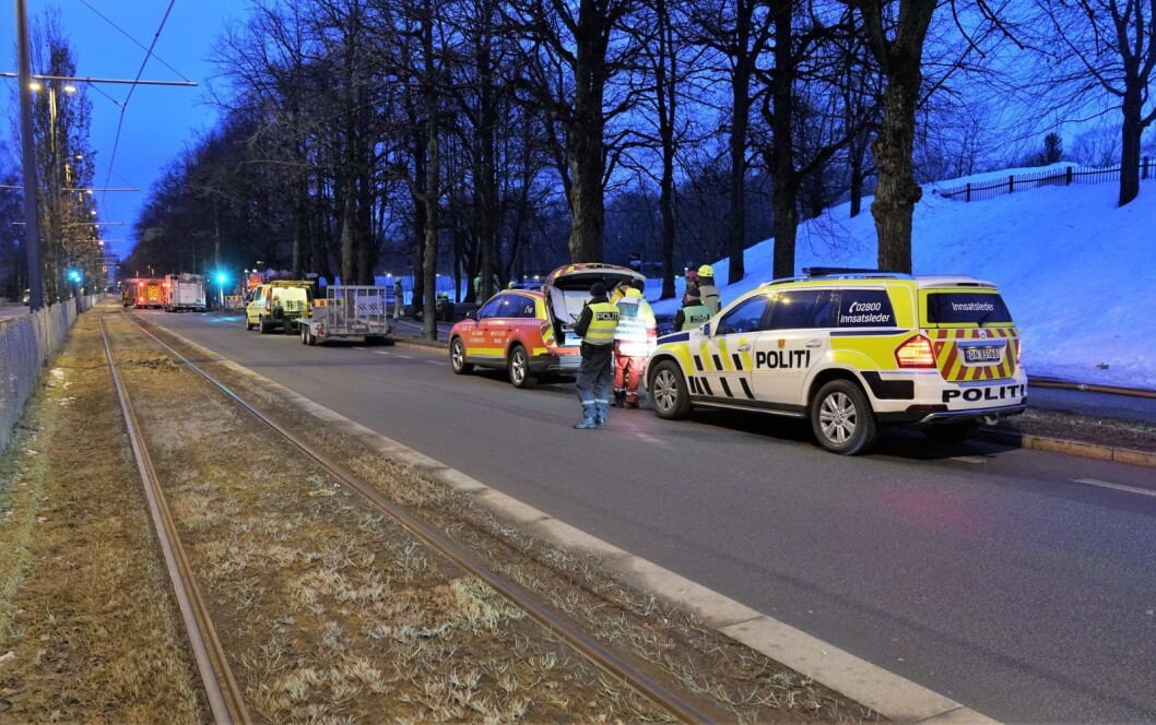 Først ved 6-.30-tiden fikk en skarpskytter fra politiet posisjonert seg slik at det var mulig å skyte hull i gassflaskene. Foto: Cornelius Poppe / NTB scanpix Først ved 6-.30-tiden fikk en skarpskytter fra politiet posisjonert seg slik at det var mulig å skyte hull i gassflaskene. Foto: Cornelius Poppe / NTB scanpix