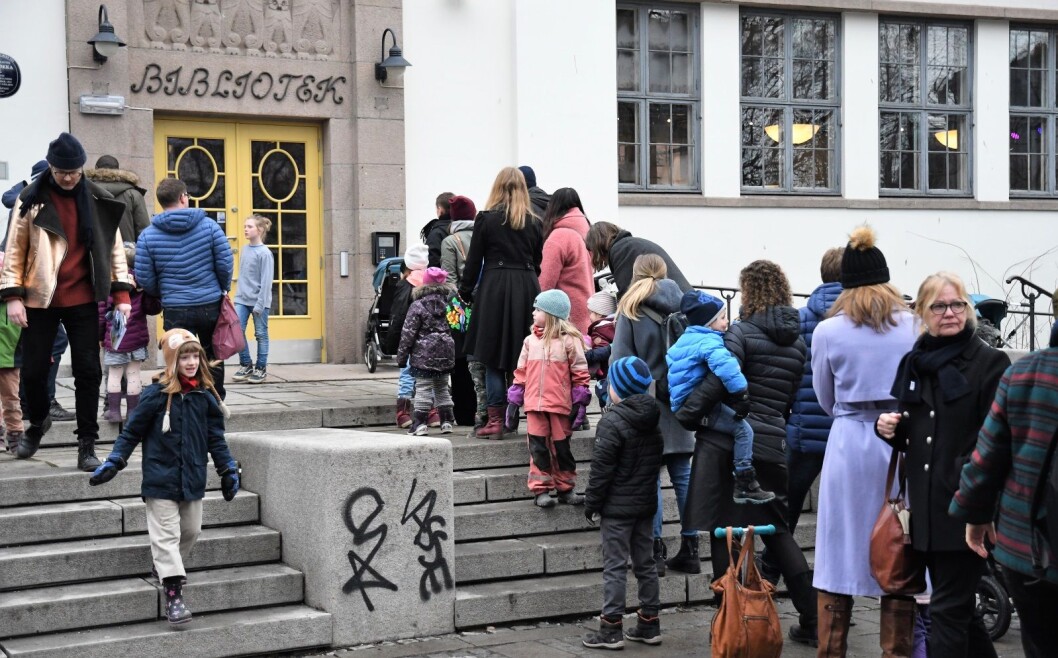 Interessen var stor blant Løkka-beboerne og køene lange for å ta det nye biblioteket på Schous plass i nærmere øyesyn lørdag. Foto: Christian Boger Interessen var stor blant Løkka-beboerne og køene lange for å ta det nye biblioteket på Schous plass i nærmere øyesyn lørdag. Foto: Christian Boger