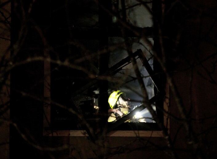 Brannvesenet fikk raskt kontroll på flammene i 2. og 3. etasje. � Vi jobber nå med å komme oss inn på loftet, opplyste brannvesenet rett før klokken 19.30 mandag kveld. Foto: Terje Pedersen / NTB scanpix Brannvesenet fikk raskt kontroll på flammene i 2. og 3. etasje. � Vi jobber nå med å komme oss inn på loftet, opplyste brannvesenet rett før klokken 19.30 mandag kveld. Foto: Terje Pedersen / NTB scanpix