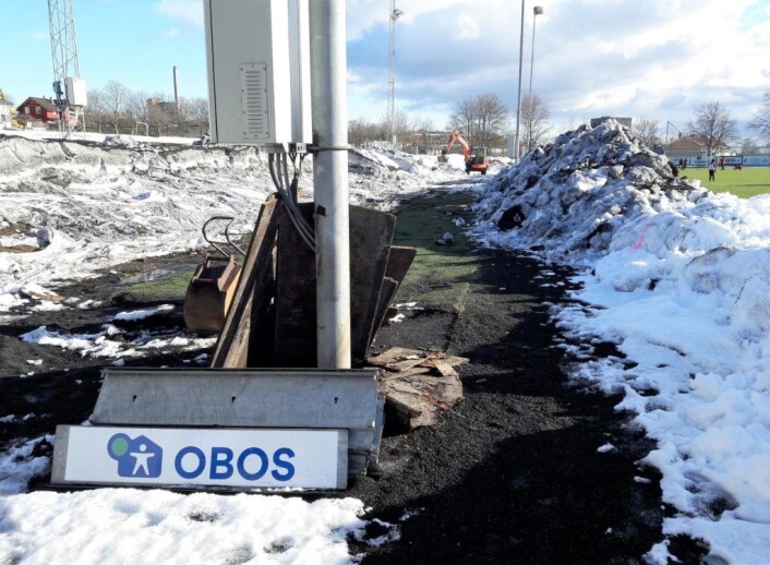 31 mars er det serieåpning mot HamKam på OBOS arena Nordre Åsen. Mye snø, og dugnadsarbeid gjenstår før dommeren kan blåse kampen i gang på banen som nå vil hete OBOS arena Nordre Åsen. Foto: Anders Høilund 31 mars er det serieåpning mot HamKam på OBOS arena Nordre Åsen. Mye snø, og dugnadsarbeid gjenstår før dommeren kan blåse kampen i gang på banen som nå vil hete OBOS arena Nordre Åsen. Foto: Anders Høilund