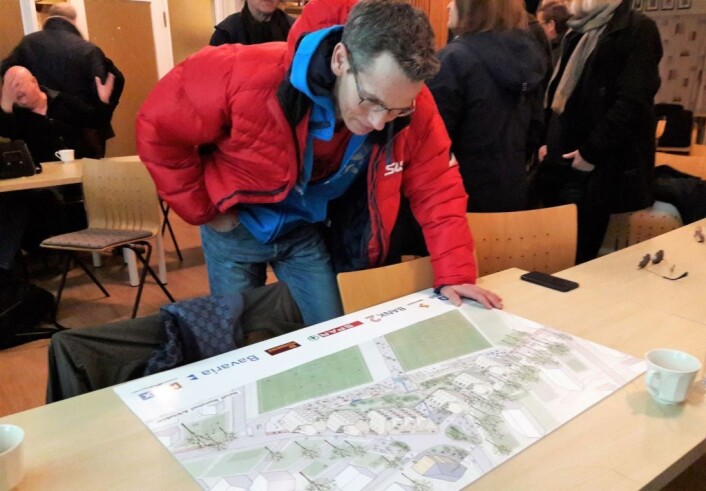 Naboer og Skeid-medlemmer møtte opp på Skeidhuset i Kjelsåsveien 9 for å få den første informasjonen om prosjektet. Her studerer Kim Aarli Larsen tegningene Foto: Anders Høilund Naboer og Skeid-medlemmer møtte opp på Skeidhuset i Kjelsåsveien 9 for å få den første informasjonen om prosjektet. Her studerer Kim Aarli Larsen tegningene Foto: Anders Høilund
