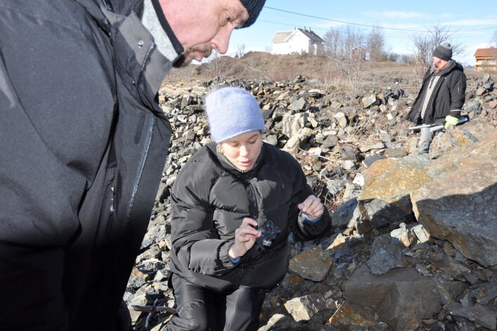 Eirik fra Jobben viser miljøbyråd Lan Marie Nguyen Berg all den gamle, porøse og farlige plasten som er skylt inn under steinfyllingen ved båtopplagsplassen på Gressholmen. Foto: Arnsten Linstad Eirik fra Jobben viser miljøbyråd Lan Marie Nguyen Berg all den gamle, porøse og farlige plasten som er skylt inn under steinfyllingen ved båtopplagsplassen på Gressholmen. Foto: Arnsten Linstad