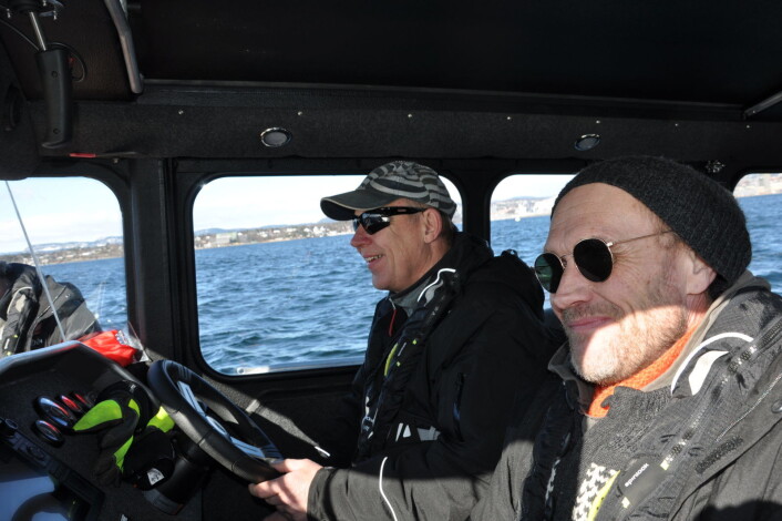 Skipper Egil Sæther (til v.) og Jorn nyter det flotte vårværet på vei ut mot øyene. Nå starter det årlige arbeidet med å fjerne farlig plast og avfall fra hekkeplassene innerst i Oslofjorden. Foto: Arnsten Linstad Skipper Egil Sæther (til v.) og Jorn nyter det flotte vårværet på vei ut mot øyene. Nå starter det årlige arbeidet med å fjerne farlig plast og avfall fra hekkeplassene innerst i Oslofjorden. Foto: Arnsten Linstad