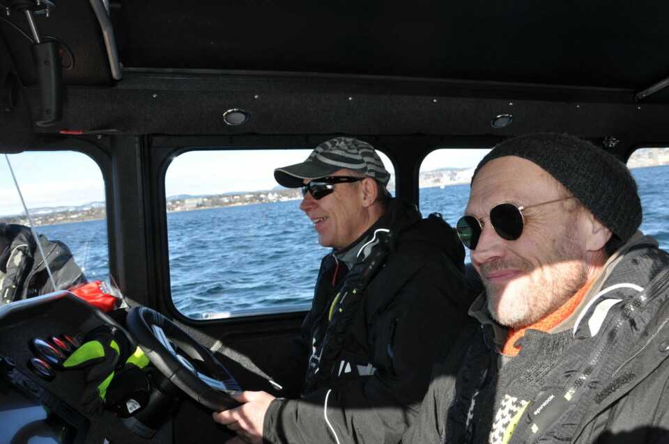 Skipper Egil Sæther (til v.) og Jorn nyter det flotte vårværet på vei ut mot øyene. Nå starter det årlige arbeidet med å fjerne farlig plast og avfall fra hekkeplassene innerst i Oslofjorden. Foto: Arnsten Linstad
