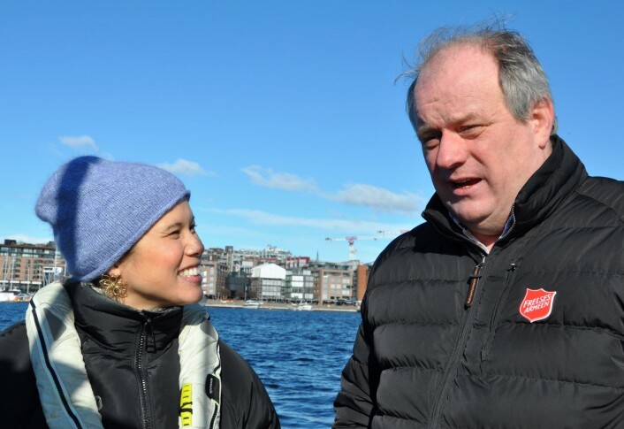 � Brukerne av Jobben rydder enorme mengder plast og annet avfall på øyene og langs strendene helt fra innerst i Oslofjorden og ned Håøya, forklarer regionleder for Frelsesarmeens rusomsorg, Frode Woldsund, til miljøbyråd Lan Marie Nguyen Berg. Foto: Arnsten Linstad � Brukerne av Jobben rydder enorme mengder plast og annet avfall på øyene og langs strendene helt fra innerst i Oslofjorden og ned Håøya, forklarer regionleder for Frelsesarmeens rusomsorg, Frode Woldsund, til miljøbyråd Lan Marie Nguyen Berg. Foto: Arnsten Linstad