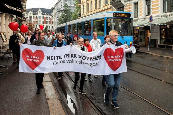 I fjor høst arrangerte lokale velforeninger en demonstrasjon mot flytting av Briskebytrikken til Skovveien. Her marsjerer ledelsen i Skovveien Vel i front for demonstrantene ned Frognerveien mens Frognertrikken passerer. Foto: Morten Lauveng Jørgensen I fjor høst arrangerte lokale velforeninger en demonstrasjon mot flytting av Briskebytrikken til Skovveien. Her marsjerer ledelsen i Skovveien Vel i front for demonstrantene ned Frognerveien mens Frognertrikken passerer. Foto: Morten Lauveng Jørgensen