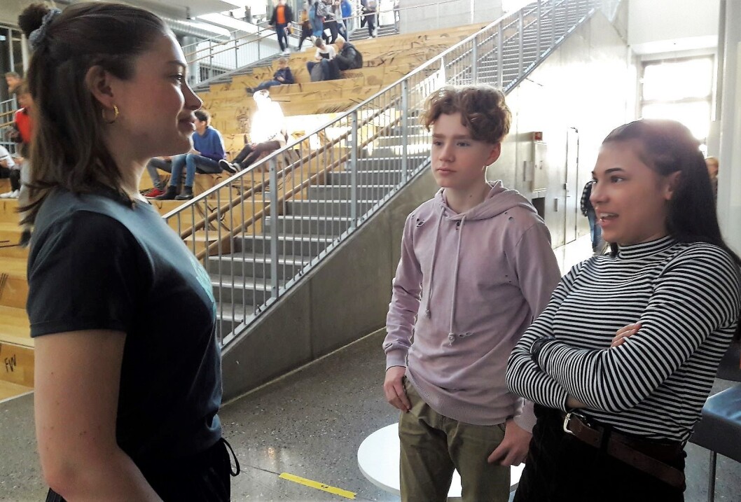 Etter foredraget fortsatte den engasjerte praten mellom Emilie Hernes Vereide (tv) og elevene William Høiden og Linnea Eriksen. Foto: Anders Høilund Etter foredraget fortsatte den engasjerte praten mellom Emilie Hernes Vereide (tv) og elevene William Høiden og Linnea Eriksen. Foto: Anders Høilund