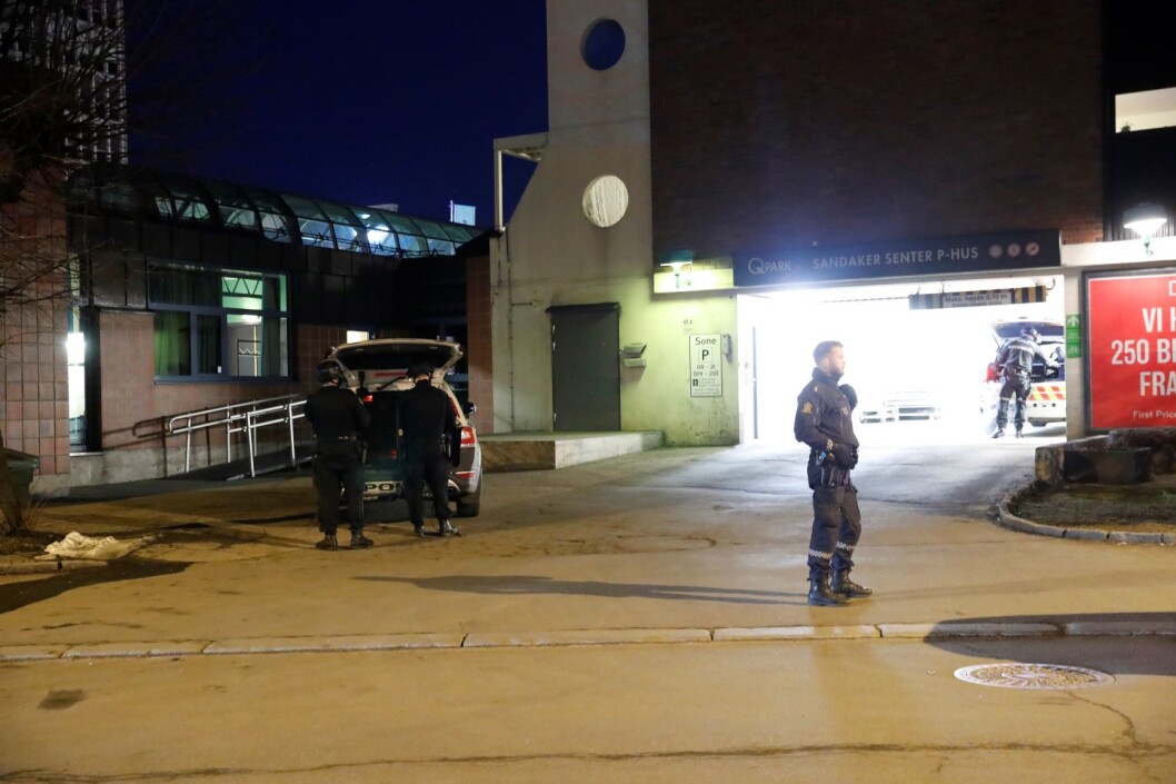 Politiet leter etter gjerningsperson etter at en person ble funnet med mulige stikkskader ved Sandaker senter onsdag kveld. Foto: Terje Bendiksby / NTB scanpix Politiet leter etter gjerningsperson etter at en person ble funnet med mulige stikkskader ved Sandaker senter onsdag kveld. Foto: Terje Bendiksby / NTB scanpix
